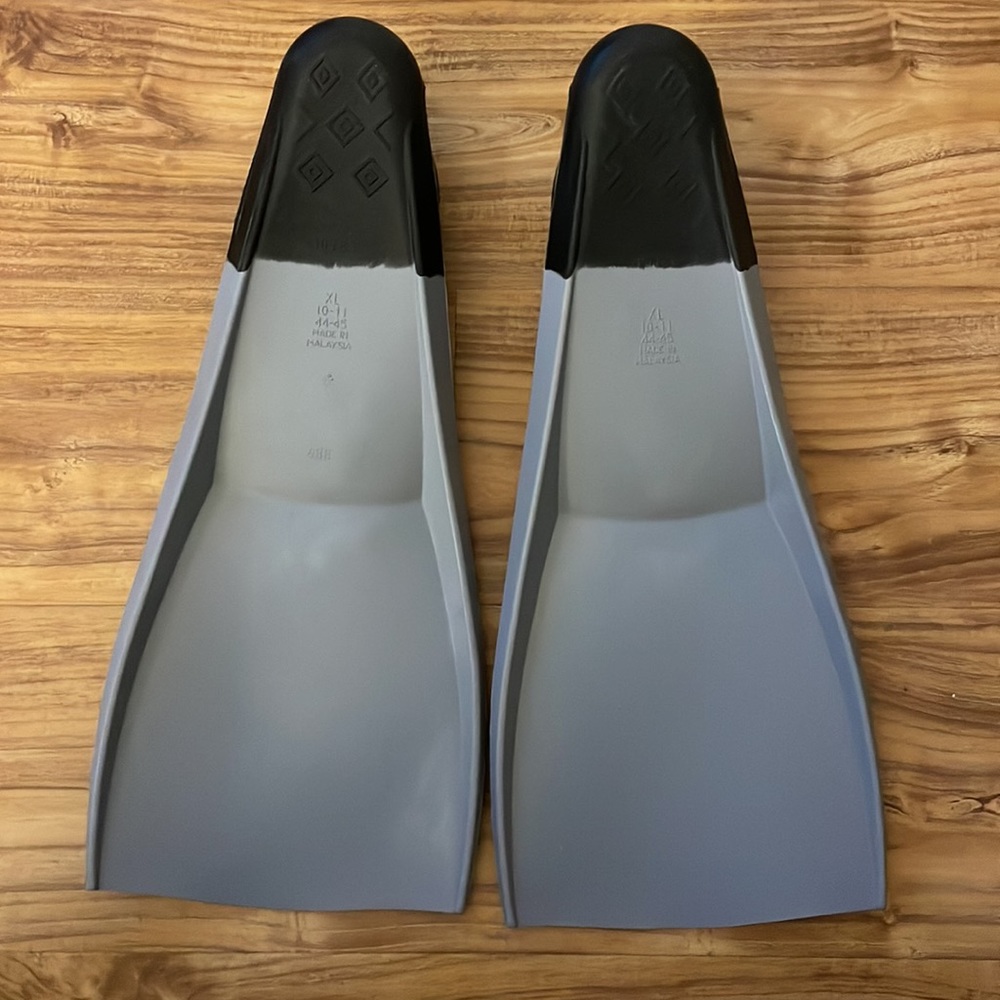 Speedo Black & Gray Short Blade Swim Fins - Picture 2 of 5